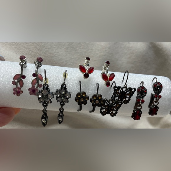 2/$15 Six Pairs of Vintage Earrings - Picture 3 of 10